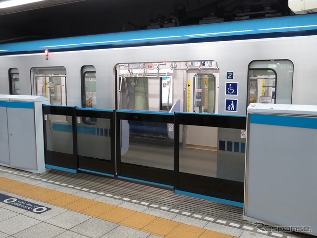 東京メトロ東西線のホームドアは可動ドア部を長くとって開口幅を広げた「大開口」と呼ばれるもの。