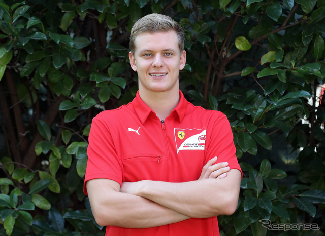 来季2021年、ハースF1チームのレースドライバーになるミック・シューマッハ(着ているシャツはFerrari Driver Academyのもの)。