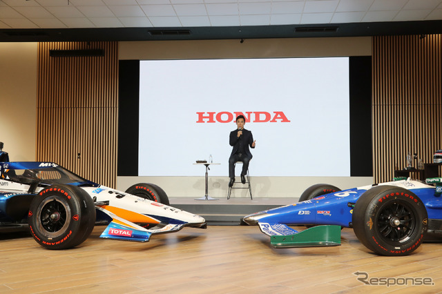 向かって左(#30)が2020年の優勝車、右(#26)が2017年の優勝車。