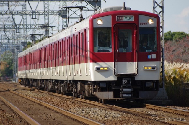 関西の大手私鉄では最後に終夜運転の中止が発表された近鉄。写真は5800系。