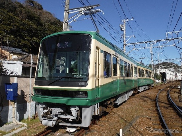 初詣のメッカ・鎌倉へ至る江ノ電は、元旦の初日の出列車のみが運行される。写真は2000形。