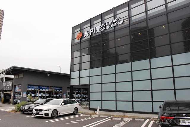 オートバックスグループの旗艦店A PIT AUTOBACS SHINONOMEへ11月1日より1ヶ月間展開した