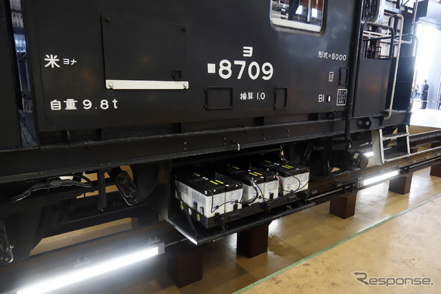「SL大樹」編成の車掌車。保安装置用の電源(電池)を積む。