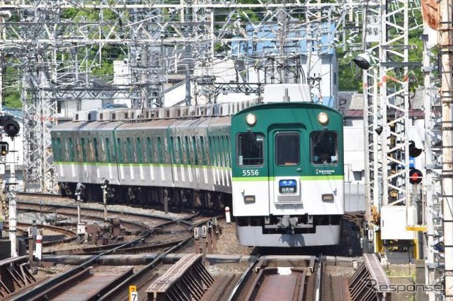 デビューから50周年を迎えた京阪5000系。日本の鉄道車両における多扉車の嚆矢で、1990年にJR東日本山手線に6扉のサハ204形が登場するまで、帝都高速度交通営団(現・東京地下鉄)03系や東武鉄道20050系と並ぶ最多扉車だった。