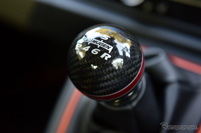 カーボンシフトノブ(1万9800円)