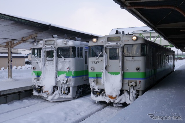 宗谷本線士別駅で交換するキハ40形の上下列車。名寄以南の快速・普通列車ではついに同車の姿が見られなくなる模様だ。