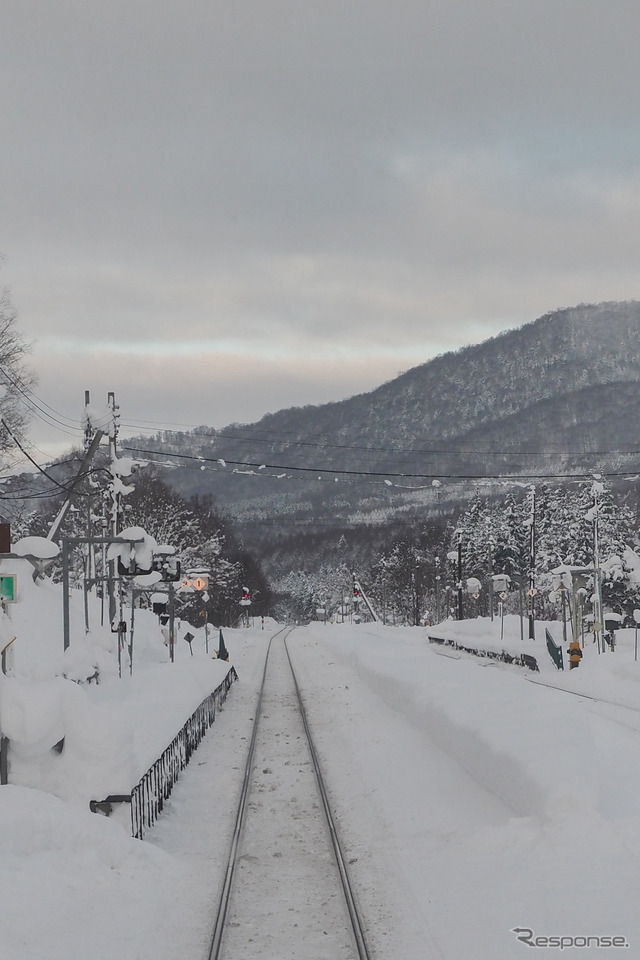 雪深い宗谷本線塩狩駅。同駅は三浦綾子作の小説『塩狩峠』の舞台で、三浦氏の旧宅を活用した塩狩峠記念館などの観光資源や宿泊施設があることから、和寒（わっさむ）町の維持管理により存続することになった。