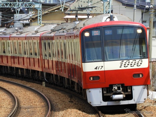 京急では本線泉岳寺～横浜間で約30分間隔、大師線（京急川崎～小島新田）で約10～16分間隔で運行。それ以外の線区では実施されない。