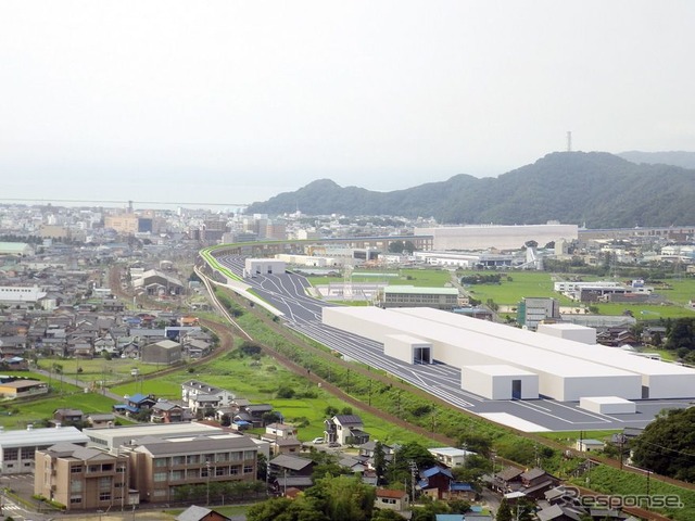 敦賀延伸時に設けられる敦賀車両基地（手前）のイメージ。右手の山の麓に見えるのが敦賀駅。