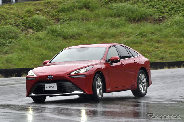 トヨタ MIRAI 新型(ダンロップ)