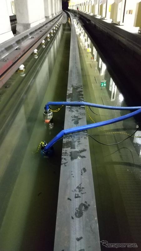 浸水した走行路。中心に見えるのが第三軌条で、ゴムタイヤで走行する札幌市営地下鉄はここから集電している。
