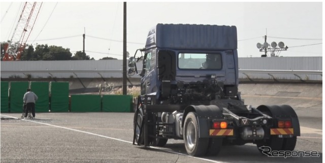 時速60km/h走行中のトラックからタイヤが脱輪し、ベビーカーを引いている男性にタイヤが衝突する想定での実験