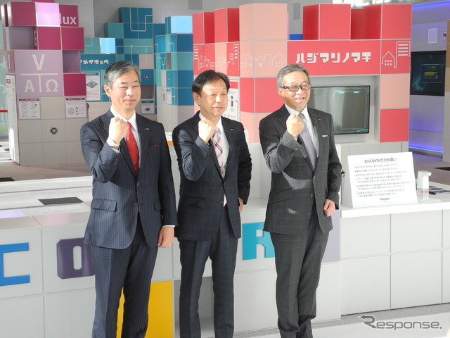 「ムラーボ」で記念撮影をする(左から)みなとみらいイノベーションセンター事業所長の川平博一執行役員、中島規巨社長、岩坪浩専務執行役員