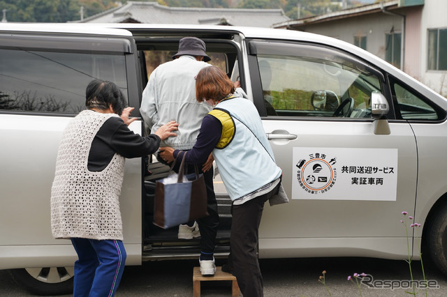 共同送迎サービス車両に自宅前で乗車する介護風景