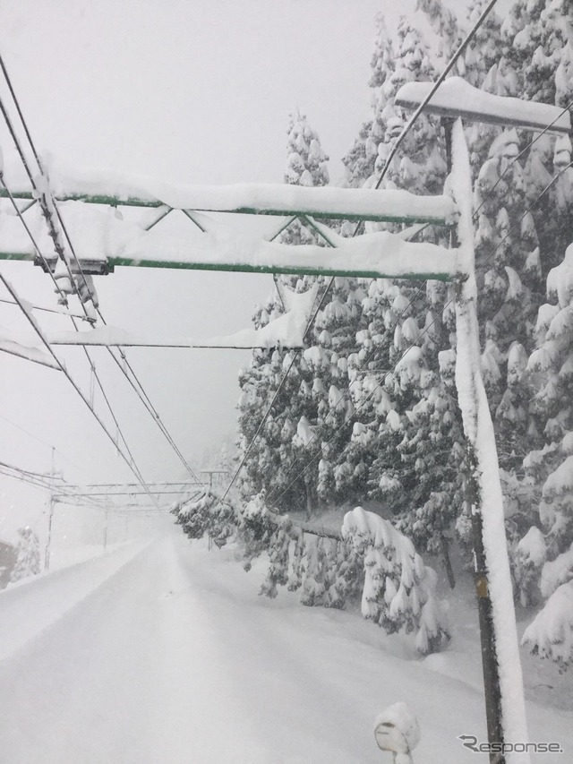 雪で線路が埋まり、架線柱もすっぽり白く覆われた。