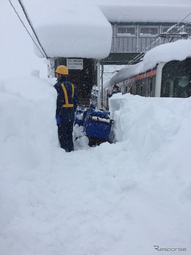 ホームでも行なわれている除雪作業。