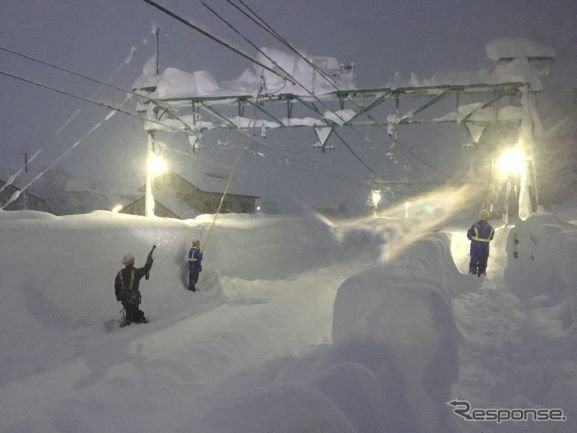 架線設備にも厚く積もった雪。