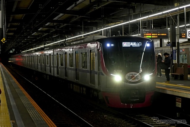 2019年の年明けに運行された京王の「迎光号」。元旦に運行を予定していた臨時列車も中止が相次いでいる。