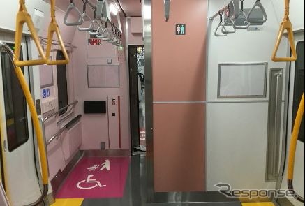 E131系の車端部。車椅子対応トイレやバリアフリースペースが設けられている。