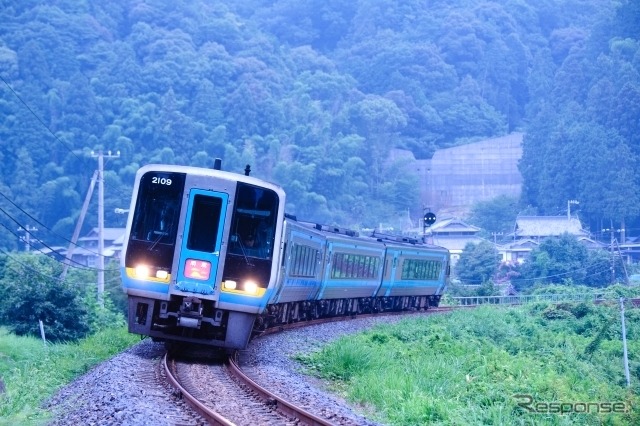 2700系の増備により、『南風』『しまんと』の定期運用から撤退する2000系。岡山駅や高松駅では定期列車としての姿を見ることができなくなる。