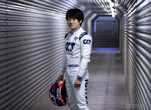 アルファタウリのレーシングスーツを着ての撮影(11月、旧型F1マシンでのテスト時)。