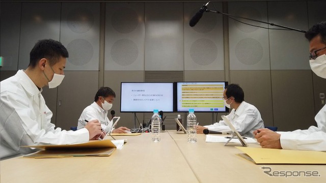 実際の会議デモ：右側画面の表示は、各自のタブレット画面にも表示されている