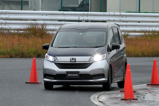 バンパーだけをノーマルとしサスペンションなどをモデューロXのものに変更した実験車