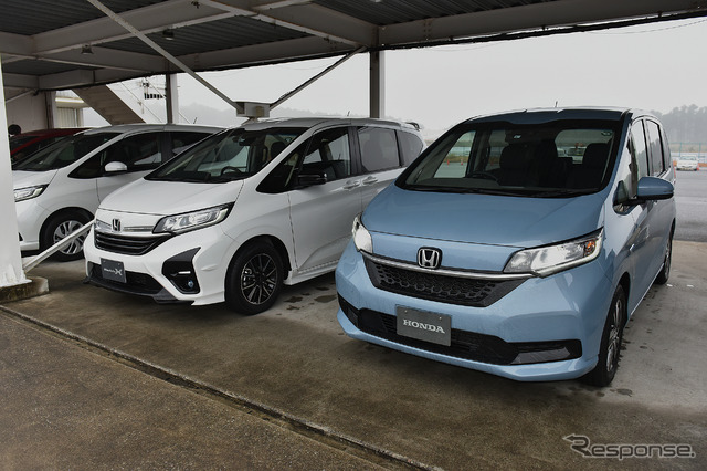ホンダ フリード モデューロX(左)とホンダ フリード(右)