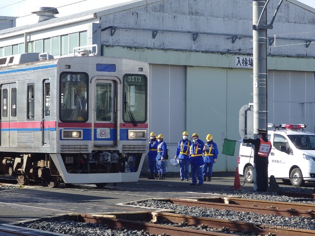 代用手信号(旗)で駅間停車した列車を誘導する。15km/hで進行。
