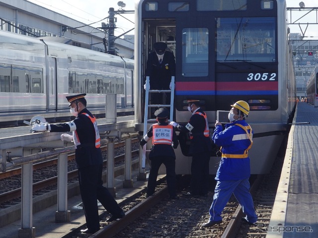 脱線した列車はトンネル内で立ち往生した設定。車体側方には空間がないので、前面の避難梯子から車外へ降りる。