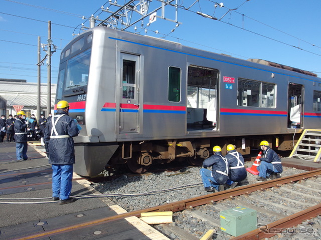 脱線した列車。実際にレールから外してある。