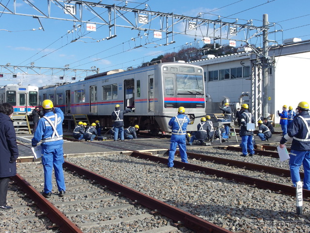 脱線した列車をジャッキアップして横移動する。いずれも油圧だ。