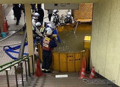 改札階に設置された排水用の10t水槽。連絡通路階の水を5台（湧水量減少後は3台）のポンプで引き上げ、ここからさらにエンジンポンプで地上へ排水した。