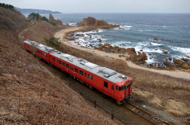 全列車がGV-E400系化され、淘汰されることになった五能線のキハ40系一般車(首都圏色)。