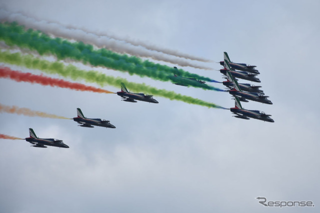 フレッチェ・トリコローリ。11月4日、軍隊記念日での展示飛行(ローマ上空)