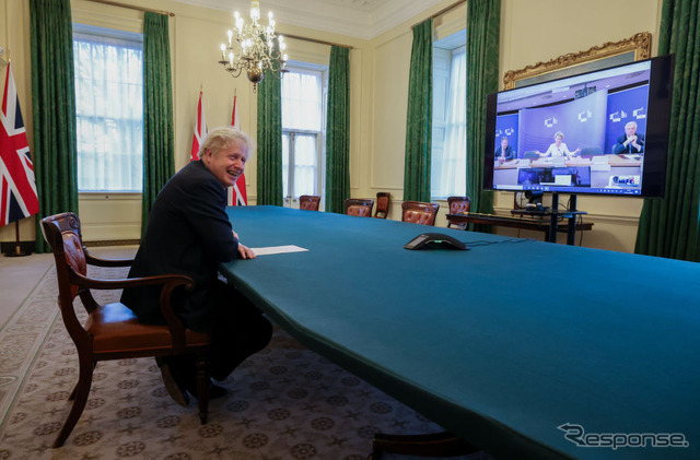 EUのフォン・デア・ライエン委員長とリモーで会談する英のジョンソン首相（12月24日）
