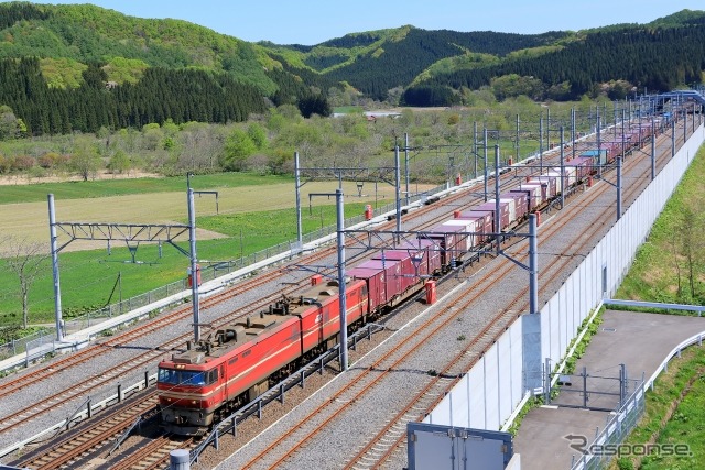 JR貨物のEH800形電気機関車が牽引する青函間のコンテナ列車。JR貨物に対する新たな支援策としては、設備投資などに対する無利子貸付が盛り込まれている。