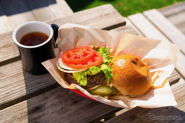 SURF GARDENの看板メニュー、クラシックバーガー