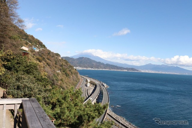 焼津側から見る富士山は冠雪がまだない。山頂は雲がかかっていた。