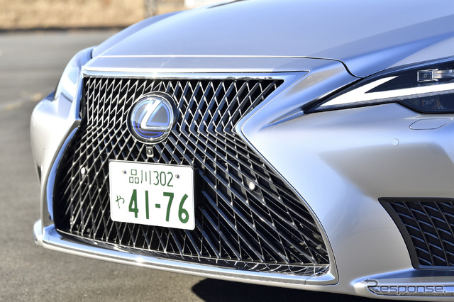 レクサス LS500h エグゼクティブ(銀影ラスター)