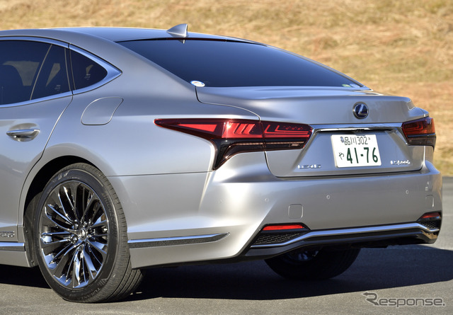レクサス LS500h エグゼクティブ(銀影ラスター)