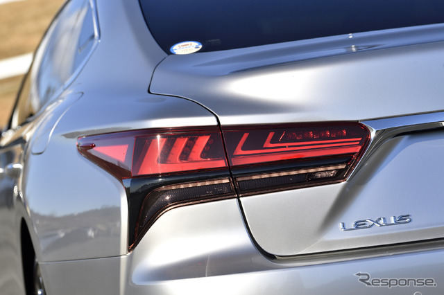 レクサス LS500h エグゼクティブ(銀影ラスター)