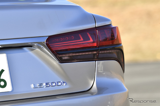 レクサス LS500h エグゼクティブ(銀影ラスター)
