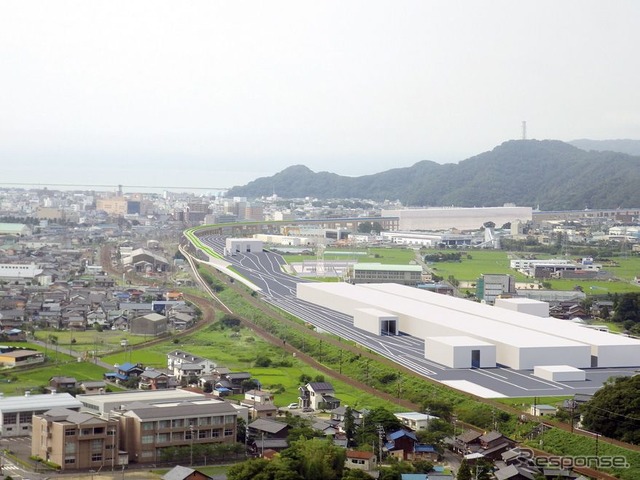 北陸新幹線敦賀延伸時に設けられる敦賀車両基地（手前）のイメージ。右手の山の麓に見える部分が、工事の「不調不落」が発生している敦賀駅。国交省では12月21日に「独立行政法人鉄道建設・運輸施設整備支援機構監理・監督室」を発足させ、早期の敦賀開業を目指すとしており、赤羽大臣は並行して建設されている九州新幹線西九州ルートや北海道新幹線新函館北斗以北の工事で、北陸新幹線と同様に事業費の増嵩や工事の不調不落などが起こらないよう取り組む姿勢を示した。