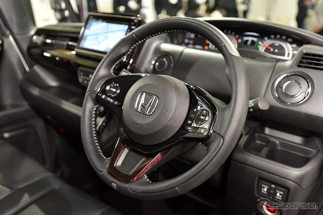 ホンダ N-BOX カスタム 改良新型(純正アクセサリー装着車)