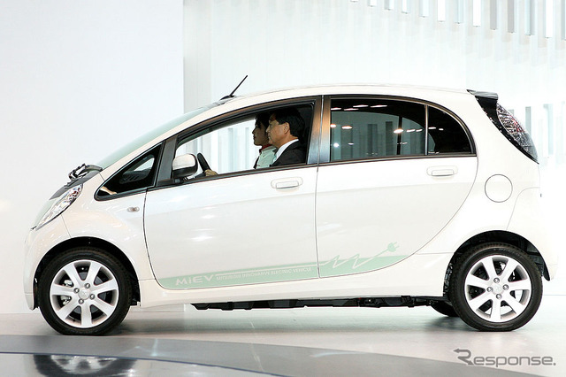 東京モーターショー2009で、三菱 i-MiEVのハンドルを握って登壇する益子社長(当時)