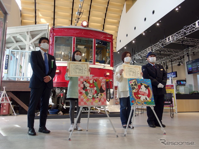 向かって左から京浜急行電鉄運輸営業部営業企画課の伊藤和彦課長、田家一芭さん、三冨麻紀子さん、京急ミュージアムの伊藤武彦館長