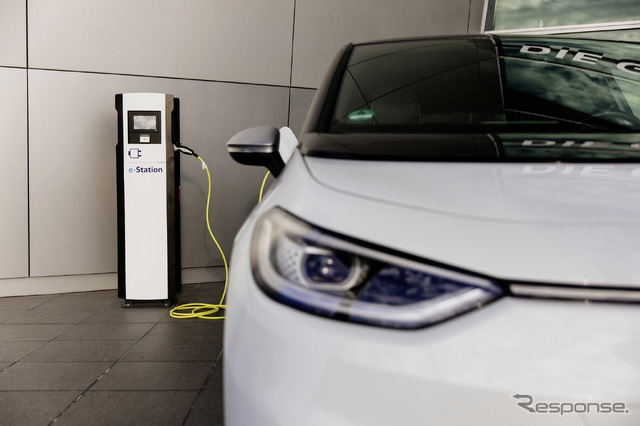 現在普及しつつあるVWの充電器(固定式。車はID.3)