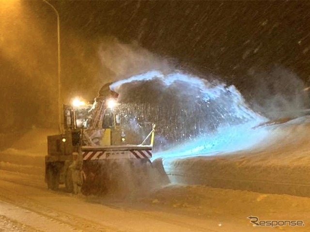 国交省ロータリー除雪車により、NEXCO東日本管内の除雪に協力