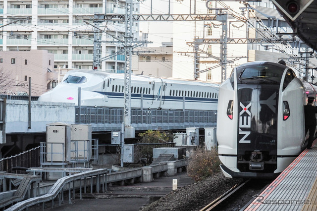 1月18日から2月28日まで臨時列車すべてを運休させる東海道新幹線（左）。右はこの年末年始の平均利用率が97%も落ち込んだ『成田エクスプレス』。